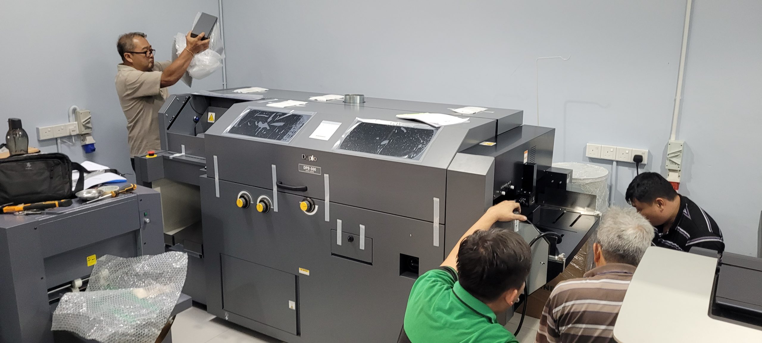 Our technical manager and colleague in the process of setting the DPB 500 machine.